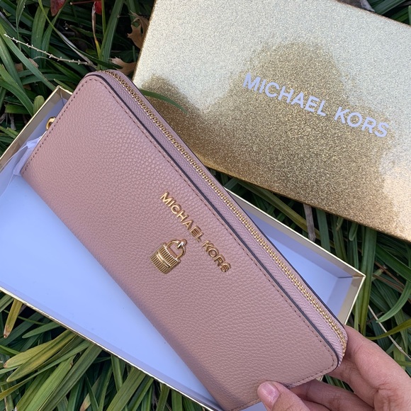 NWT Michael Kors Giftables Adele Zip Continental - Picture 2 of 4